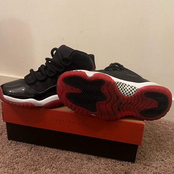 Jordan ( Bred 11 )